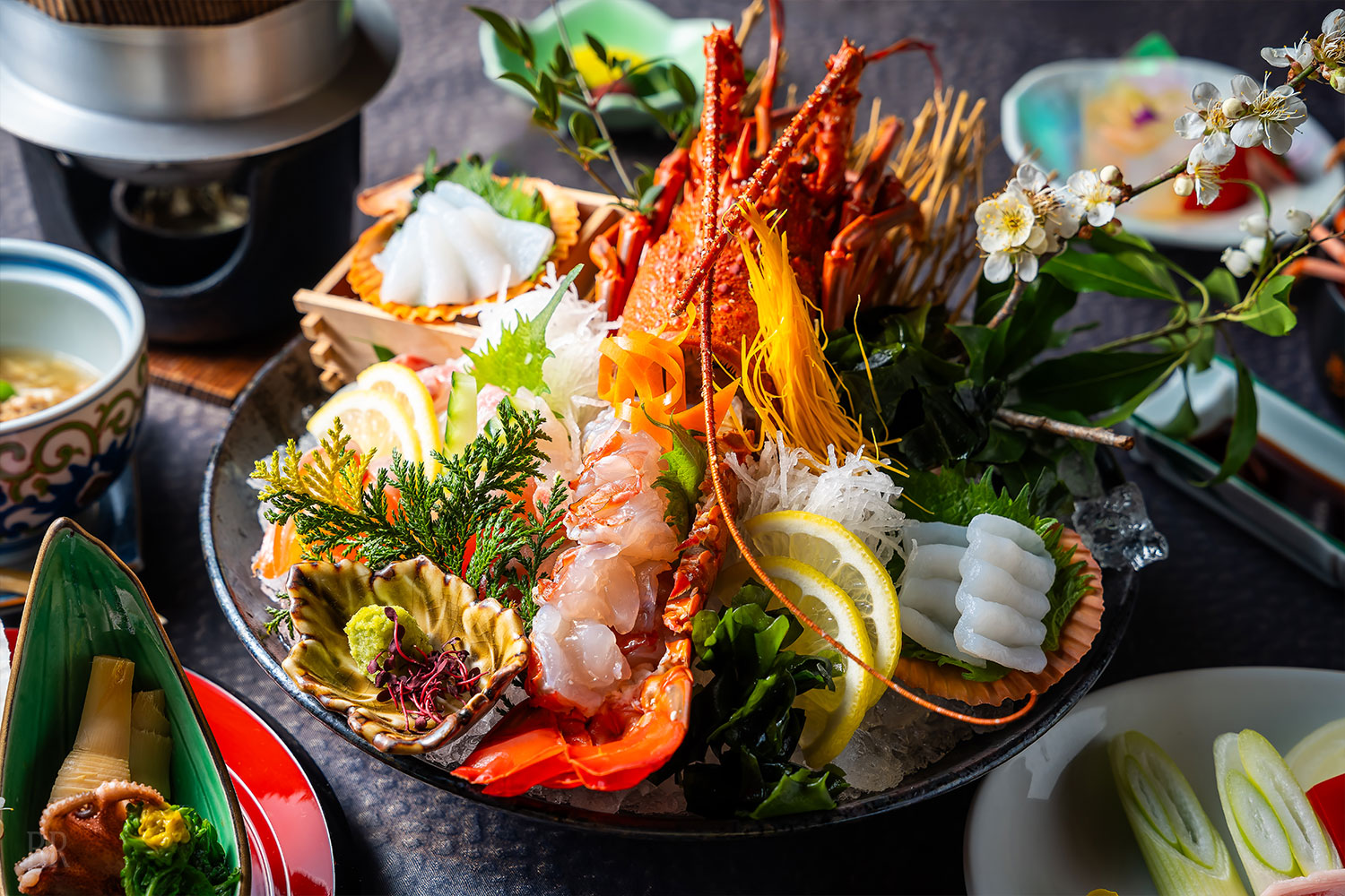 厳選された食材と、職人の技が光る心ほぐれる美食の宿